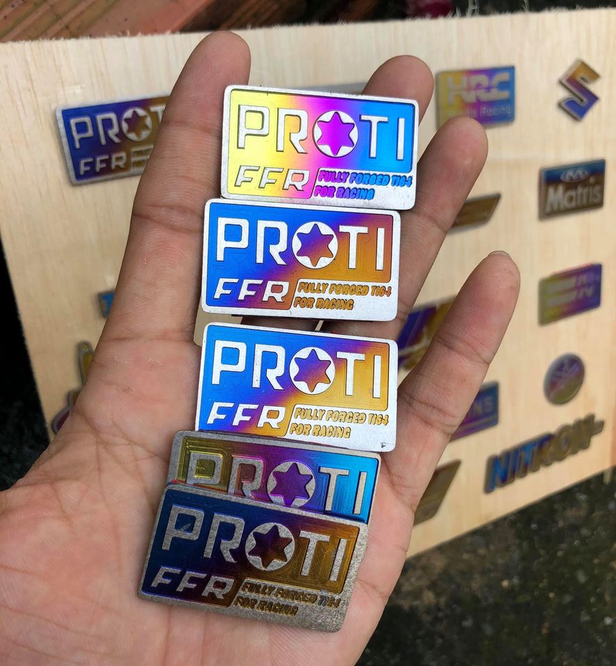 Tem titan logo cnc có sẵn keo dán