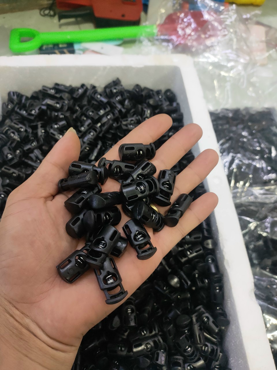 BỊCH 100 CÁI NÚT CHẶN QUAI NÓN , MÓC TREO