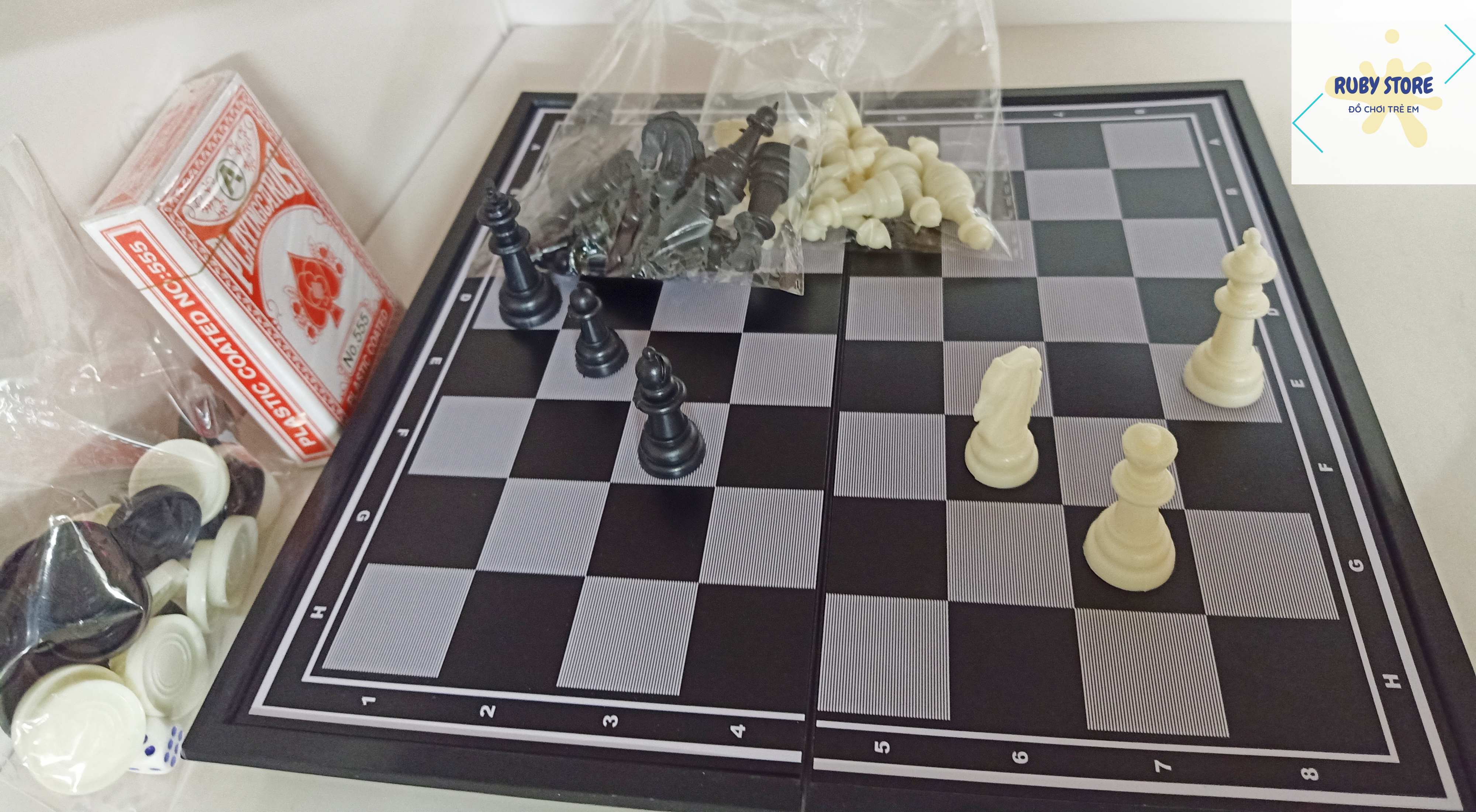 BỘ CỜ VUA NAM CHÂM, BÀI TÂY, CA-RÔ XÚC XẮC (CHESS 3 IN 1)