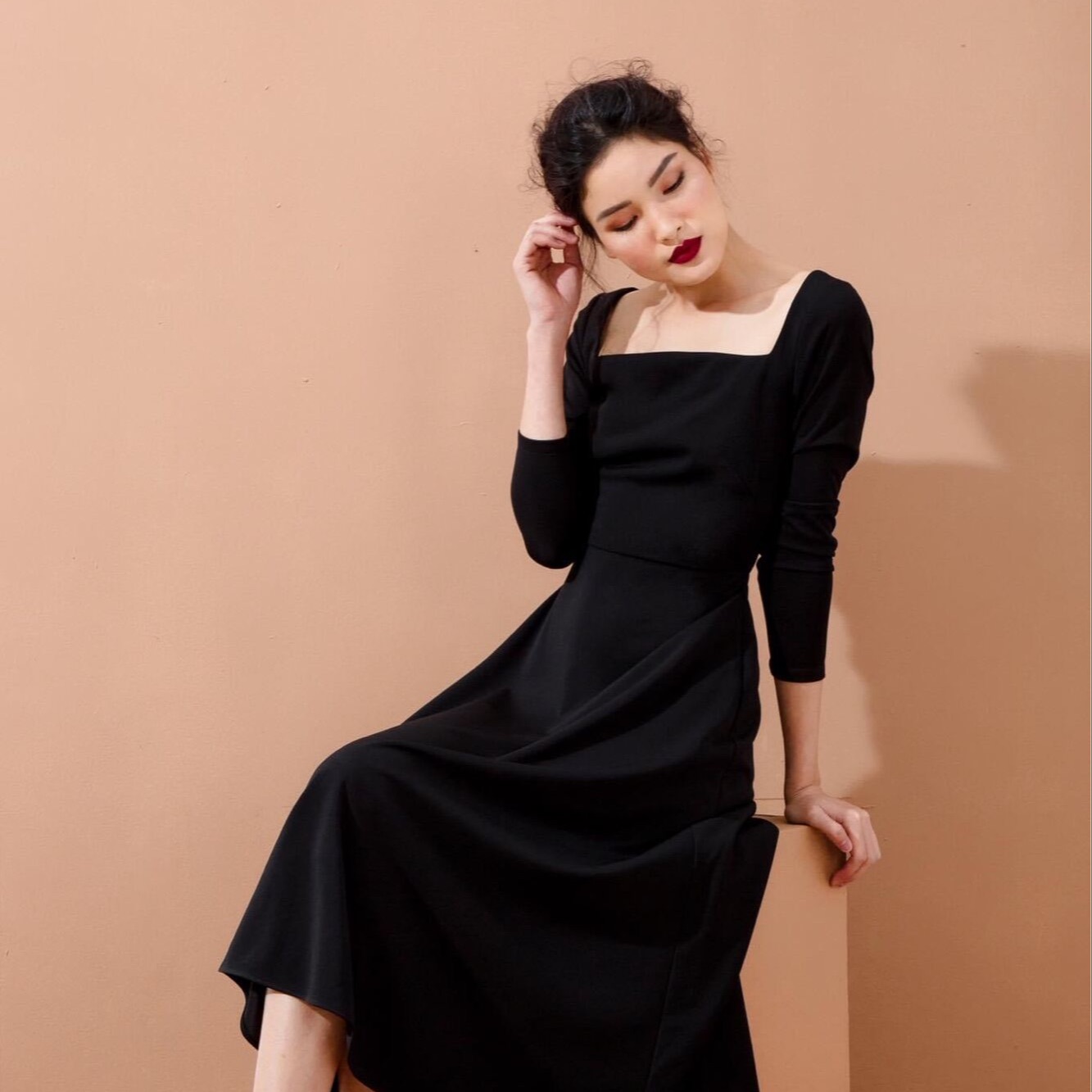 Đầm cổ vuông tay dài phom A màu đen (LITTLE BLACK)