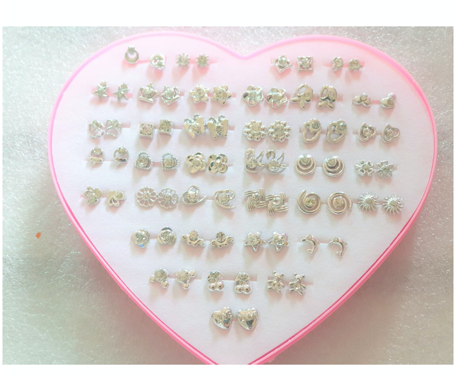 Bông tai nụ chuôi plastic nhiều kiểu dáng