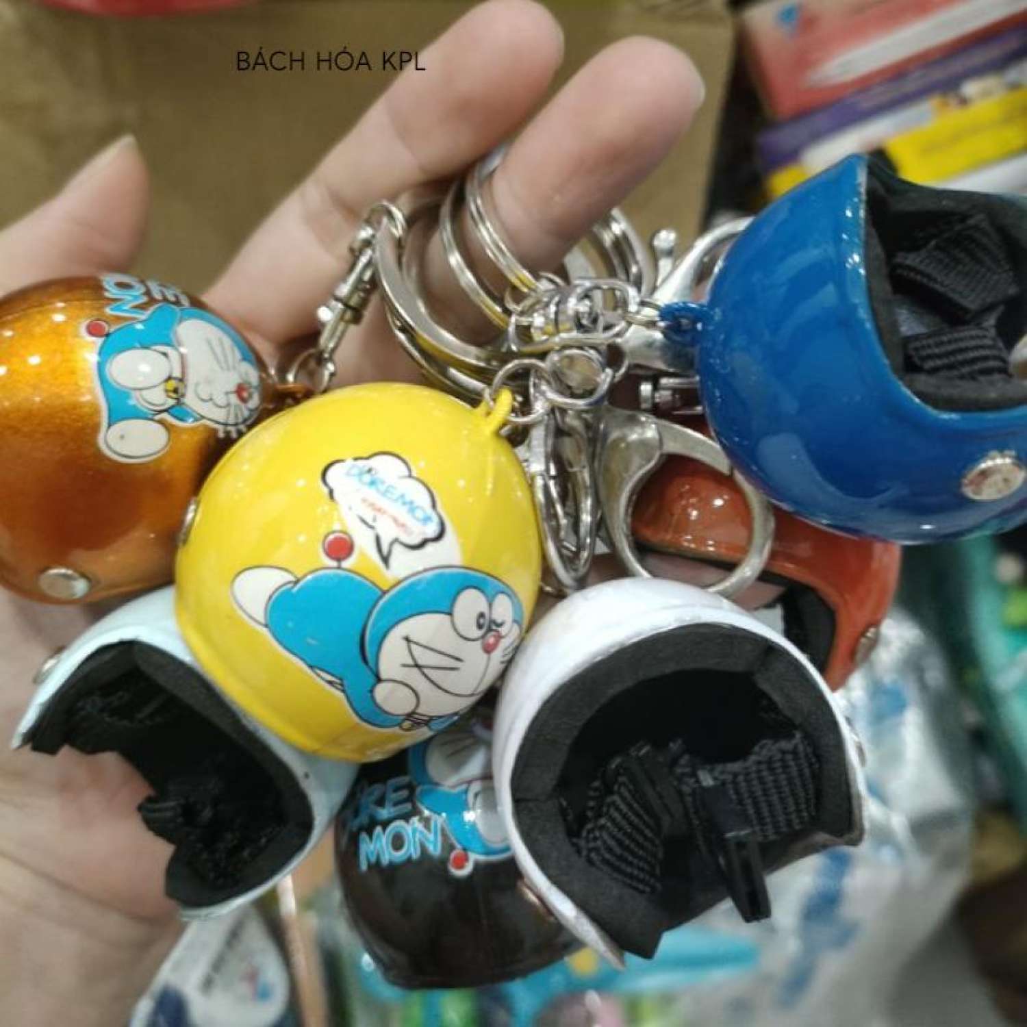 Móc khóa Doraemon đội nón bảo hiểm
