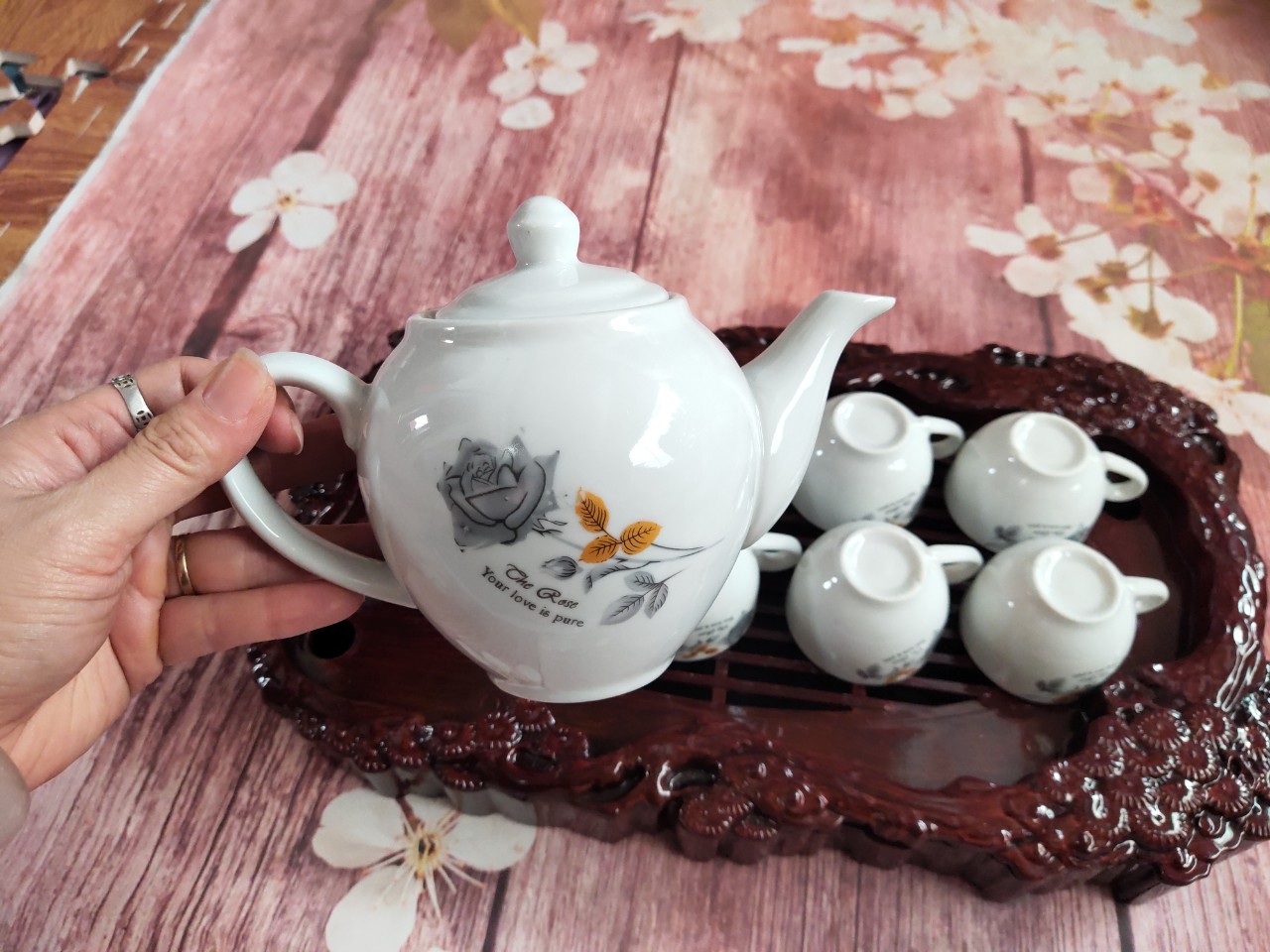 Bộ ấm chén hoa hồng có khay 2 lớp-dung tích 500ml