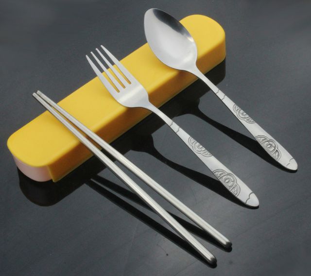 Đũa Thìa Dĩa Hoa Văn INOX Có HỘP Đựng