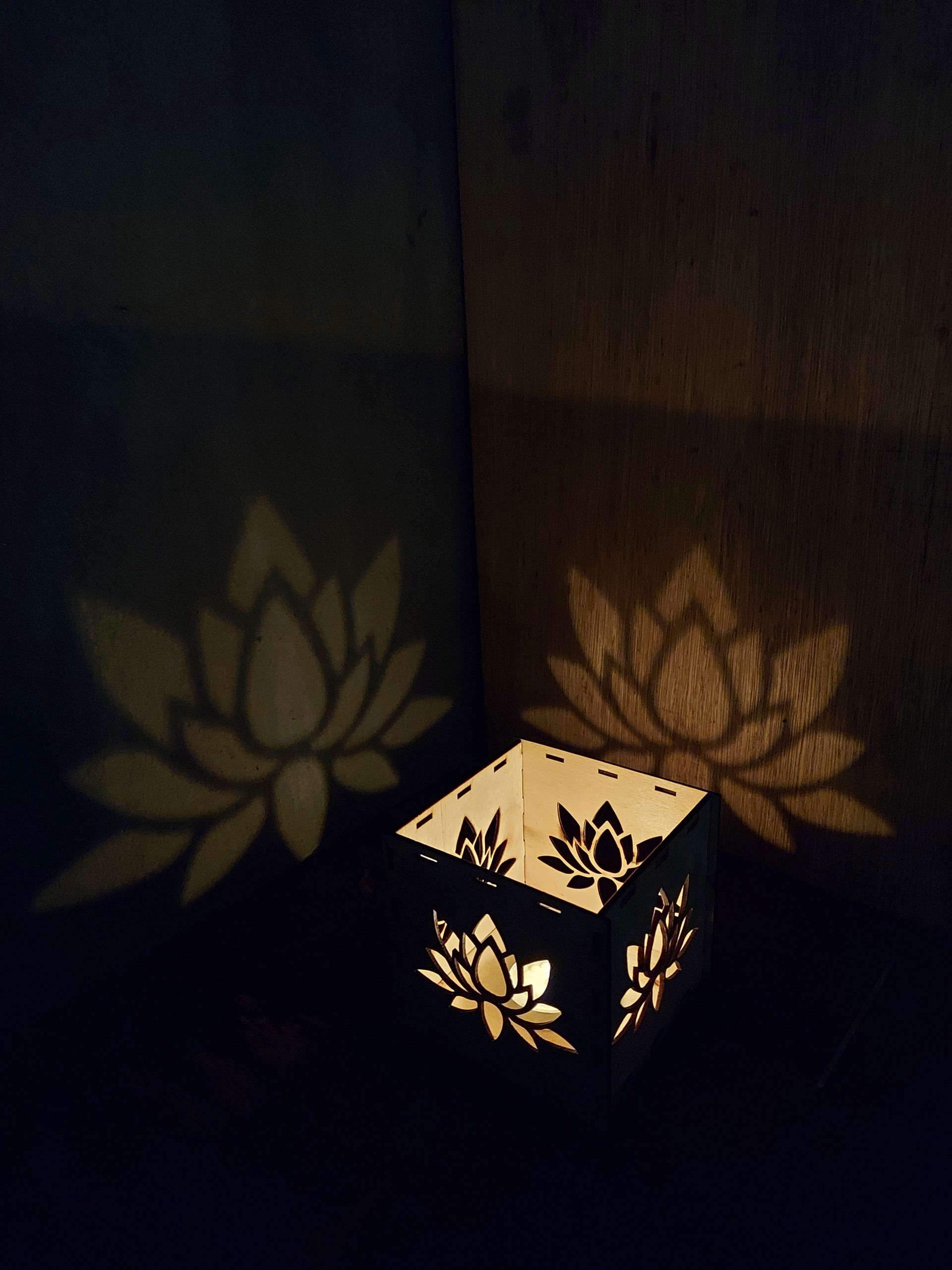 Hộp đèn gỗ hình bông hoa sen