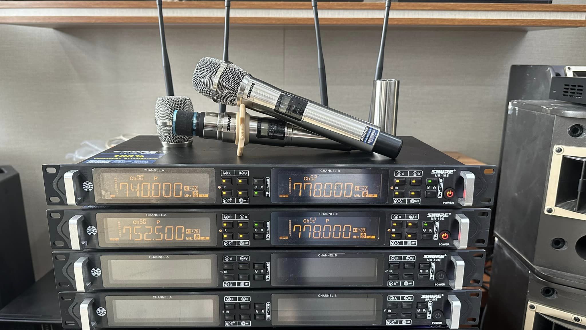 Loa Karaoke AT T8 + T9 Bass 20Cm Kèm 2 Micro, Âm Thanh Đầy Đủ Dải, Bass Chắc – Treble Sáng.