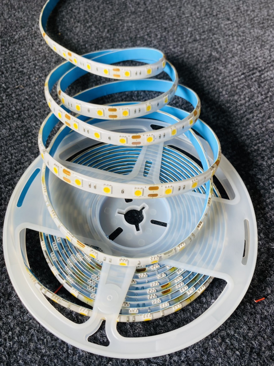 LED DÂY 5050 12V CÓ KEO (Cuộn 5m)