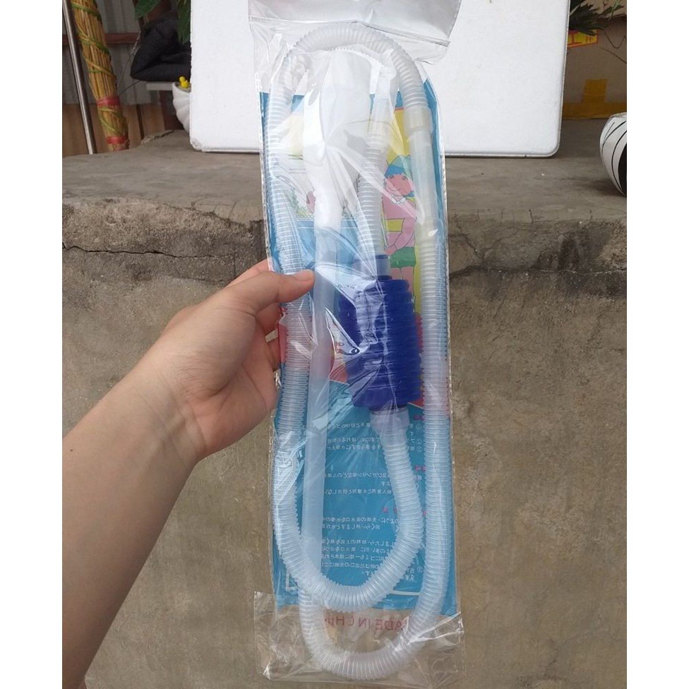 Bơm tay thay nước cho hồ cá