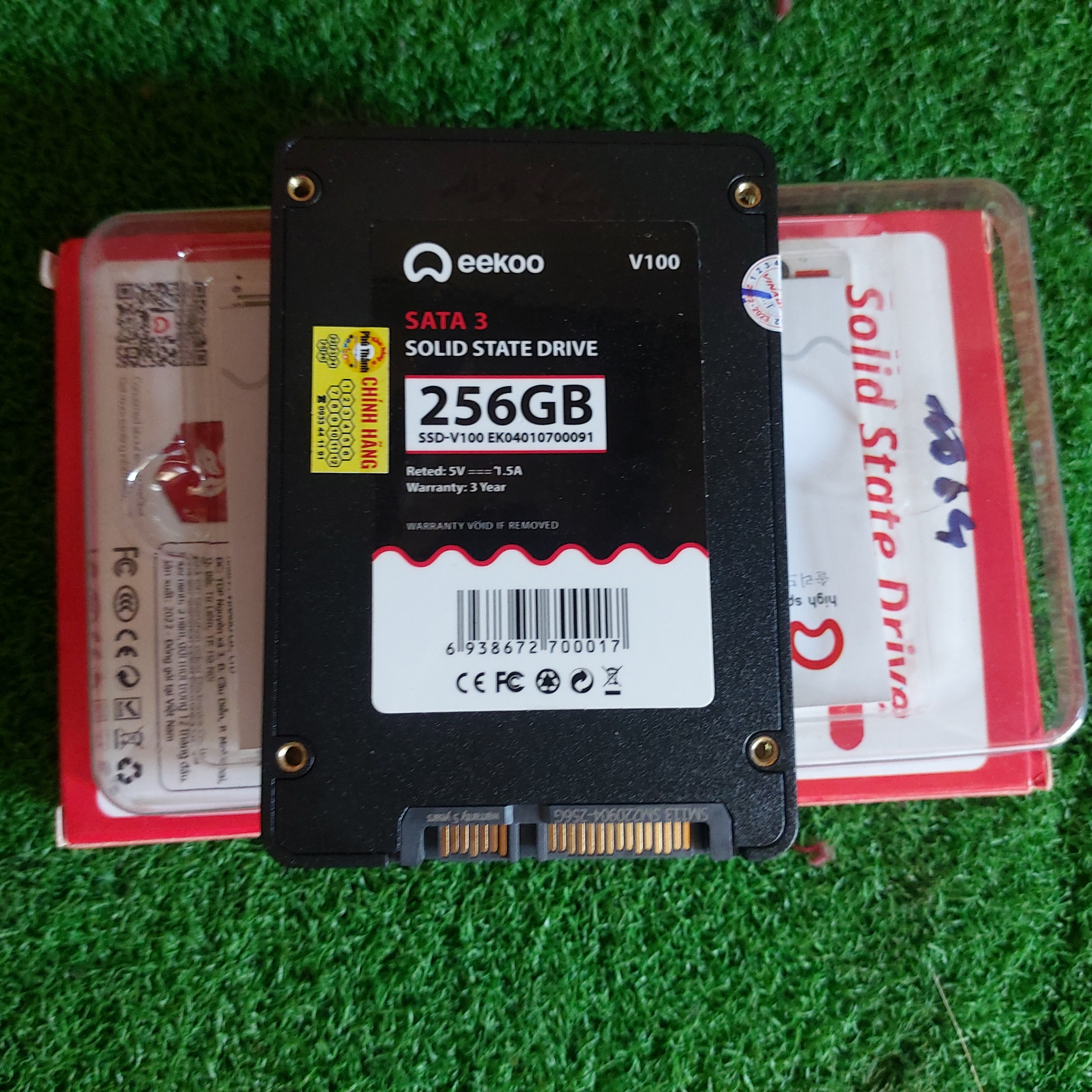 Ổ cứng SSD 256GB eekoo có Win 10 hãng mới bảo hành 3 năm chuẩn Sata III 2.5