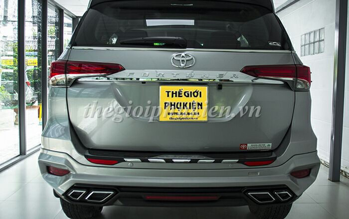 Ốp trang trí tay mở cốp sau Toyota Fortuner 2017-2019 mạ Crom cao cấp