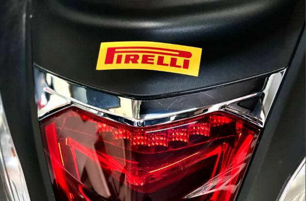 Set 2 tem decal dán xe PIRELLI cỡ nhỏ