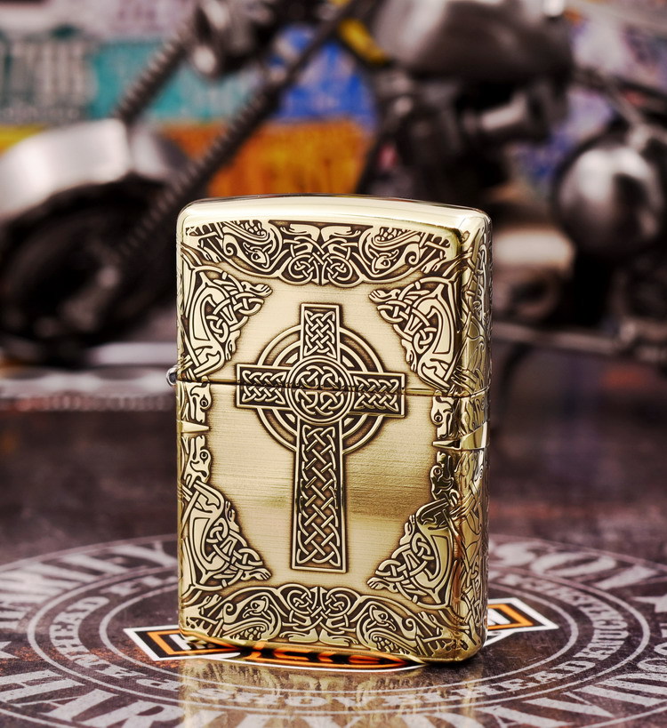 Bật lửa Zippo khắc Chữ Thập La Mã bản Armor màu vàng đồng