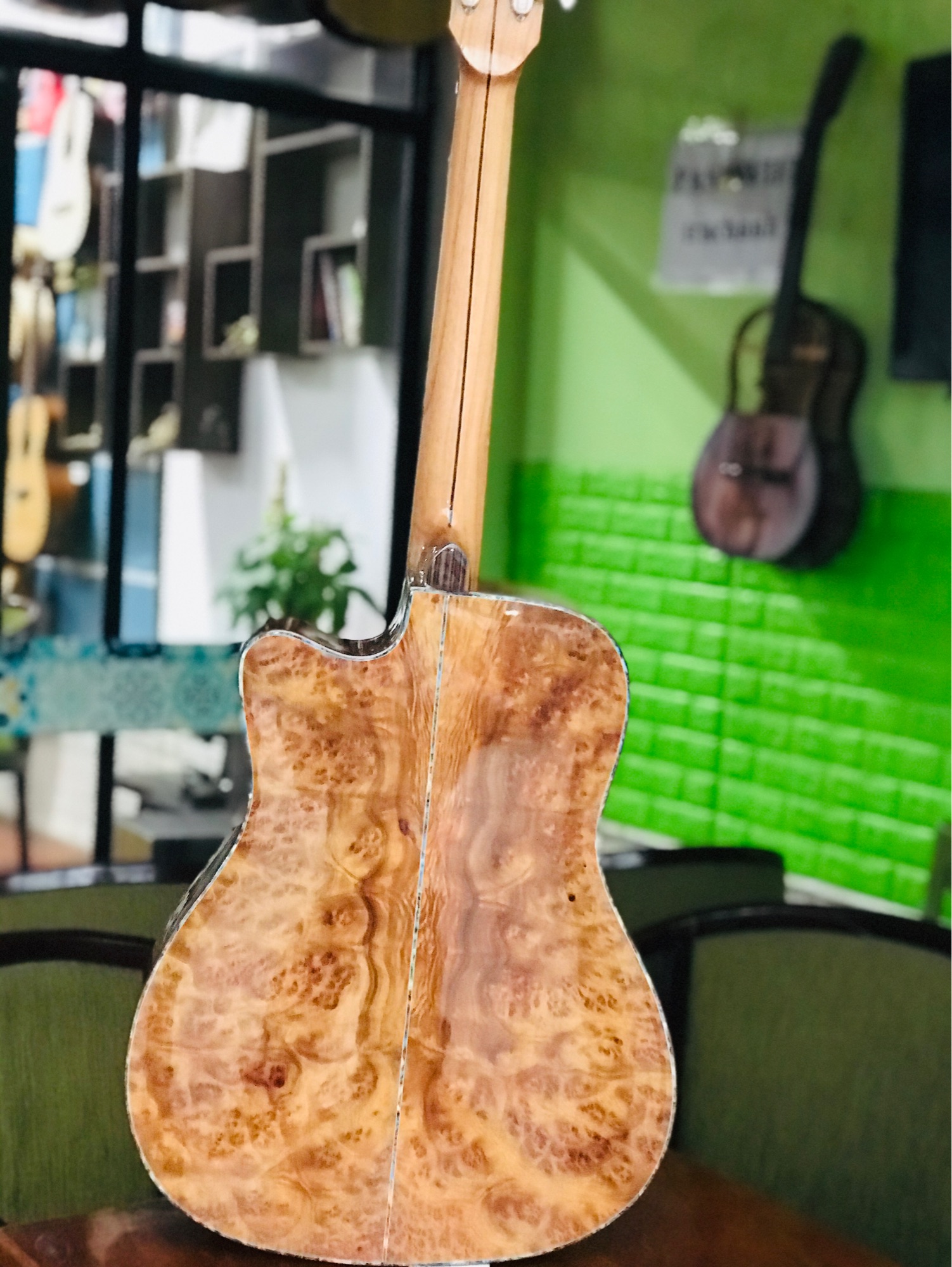 Đàn guitar gỗ XÁ XỊ nu nguyên tấm.