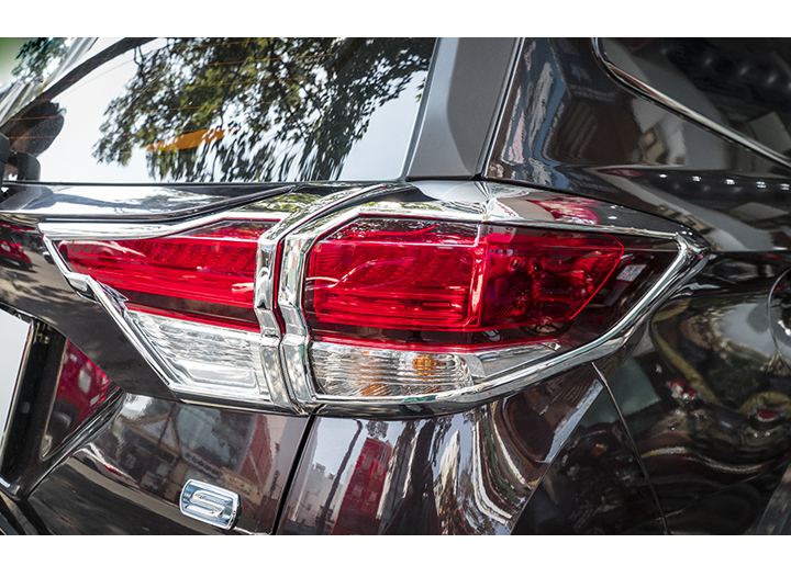 Bộ ốp trang trí viền đèn hậu Toyota Rush mạ Crom