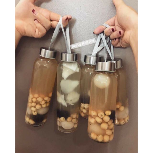 Chai thủy tinh 500ml có dây xách.