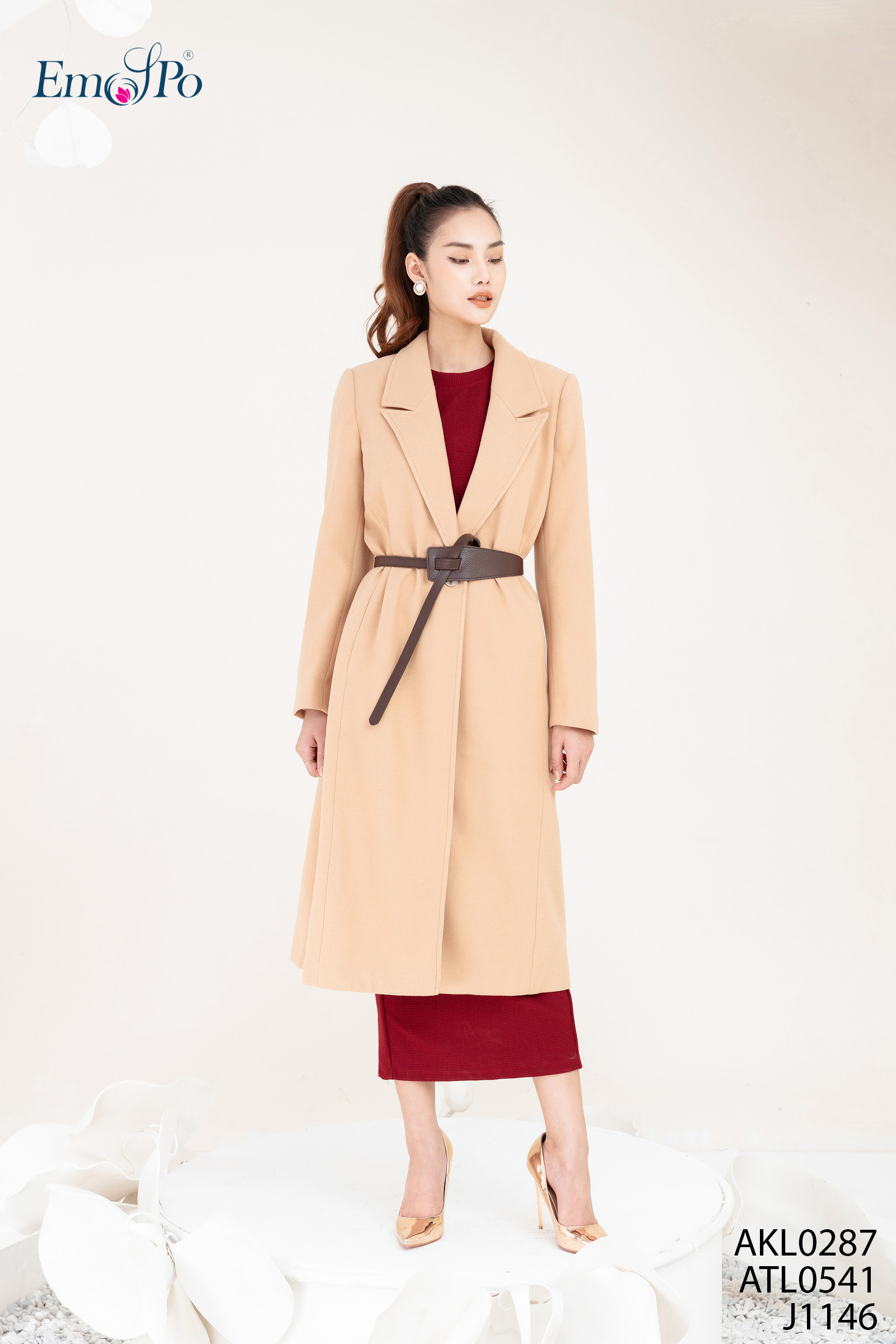 Áo khoác dạ dáng dài cổ bè ve emspo, cài một cúc akl0287