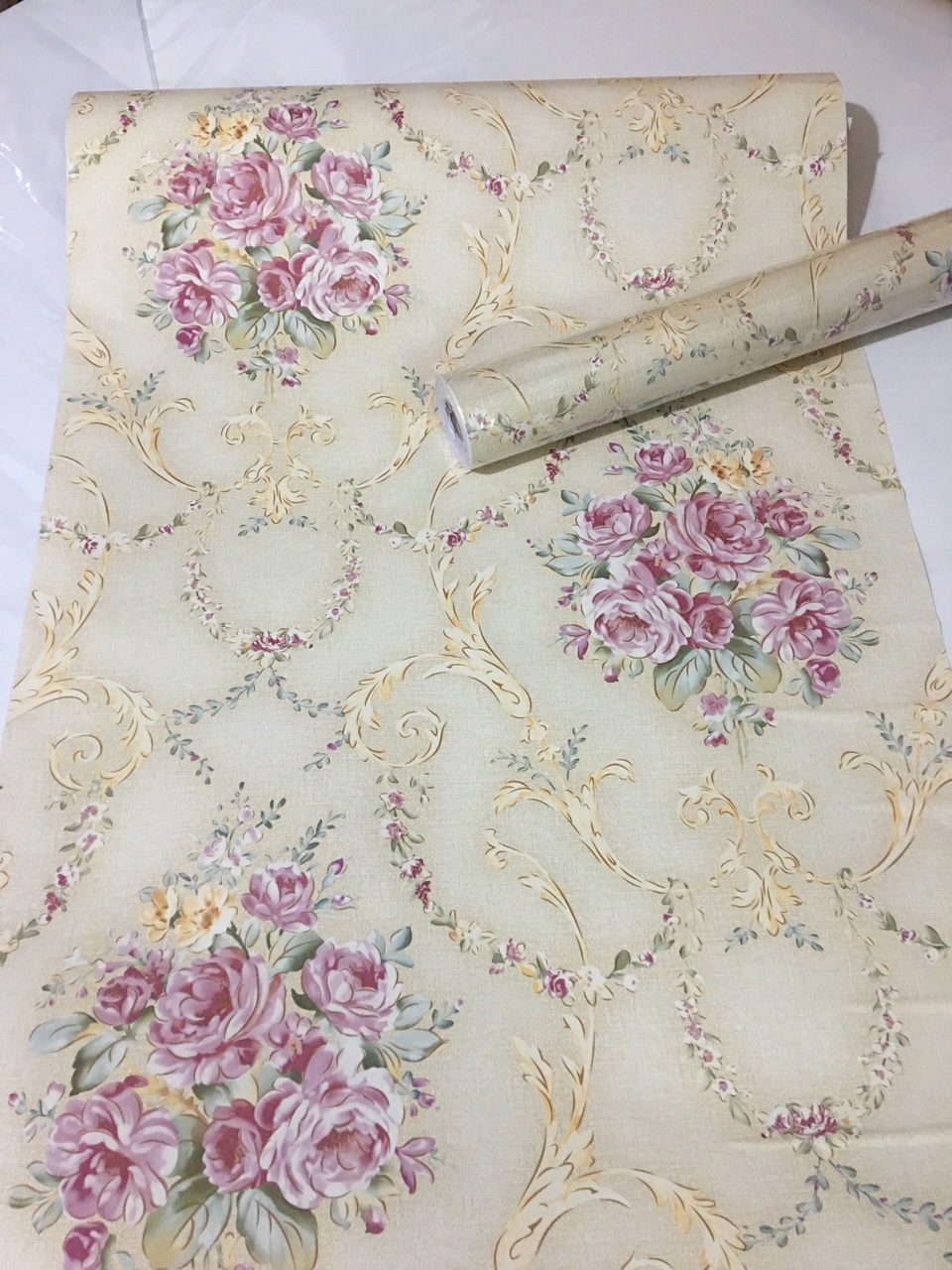 Giấy dán tường hoa hồng châu âu vàng ( cuộn dài 10m khổ rộng 45cm, có sẵn keo )
