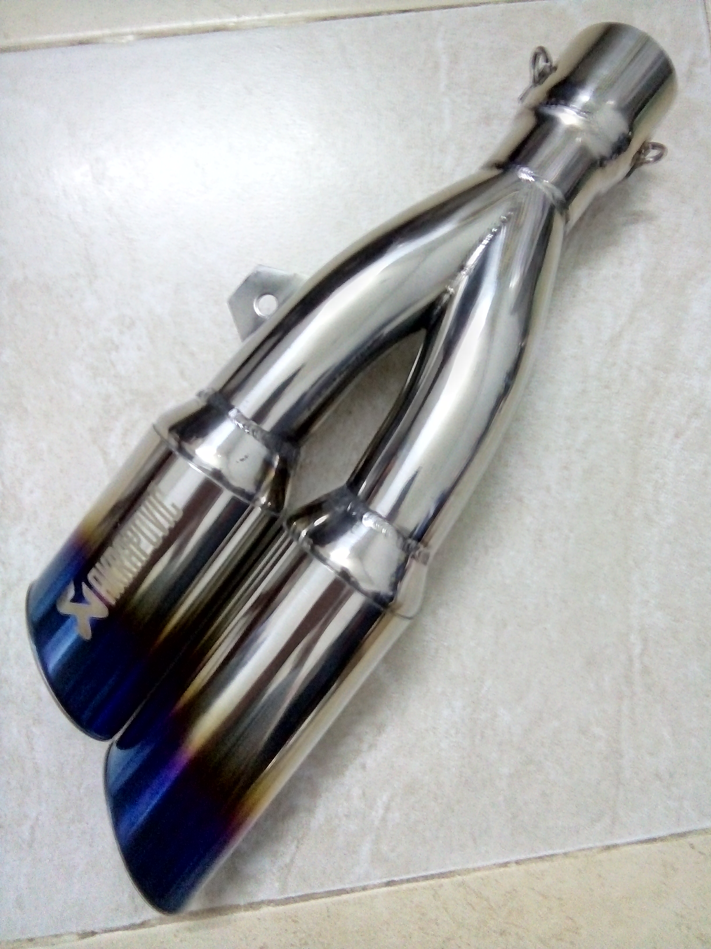 PÔ AKRAPOVIC 2 ỐNG XẢ .