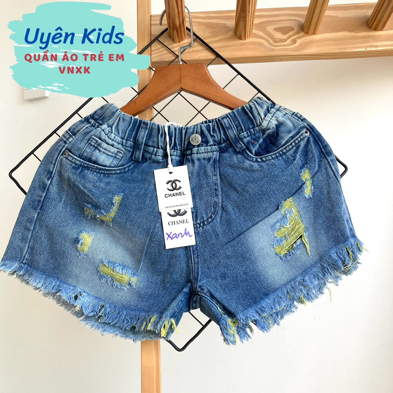 Quần short jean bé gái rách chỉ màu sành điệu