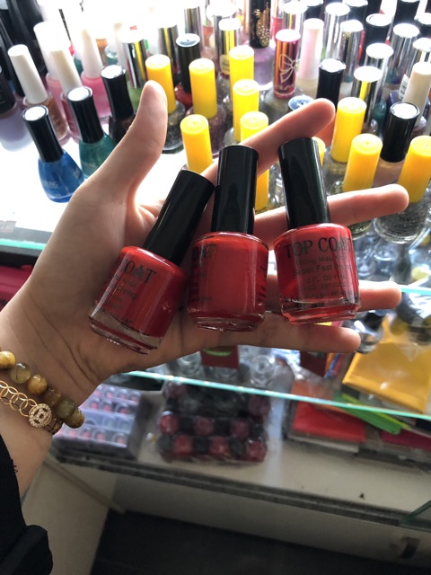 Nước sơn móng màu đỏ mau khô