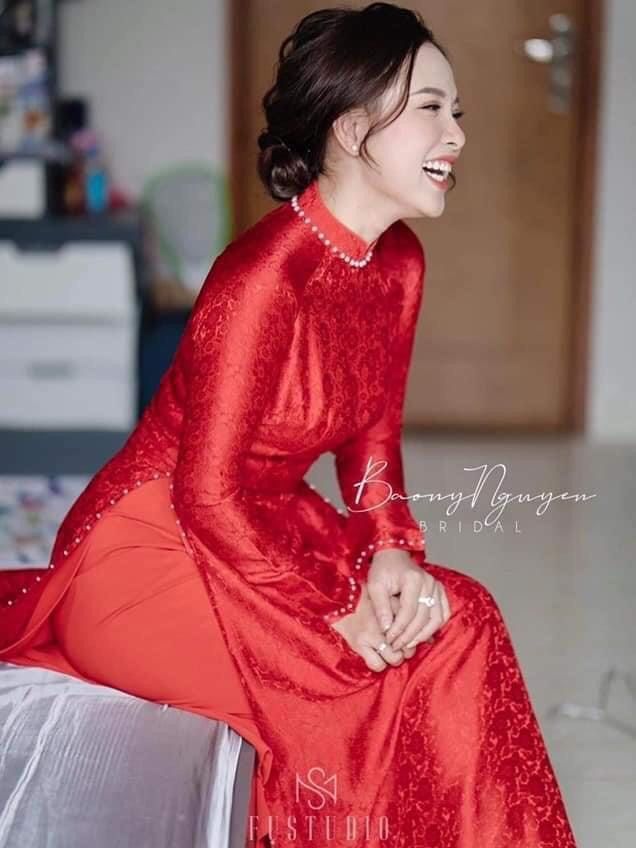 Áo dài truyền thống cô dâu 4 tà màu đỏ đính ngọc, áo dài gấm tơ mềm màu đỏ