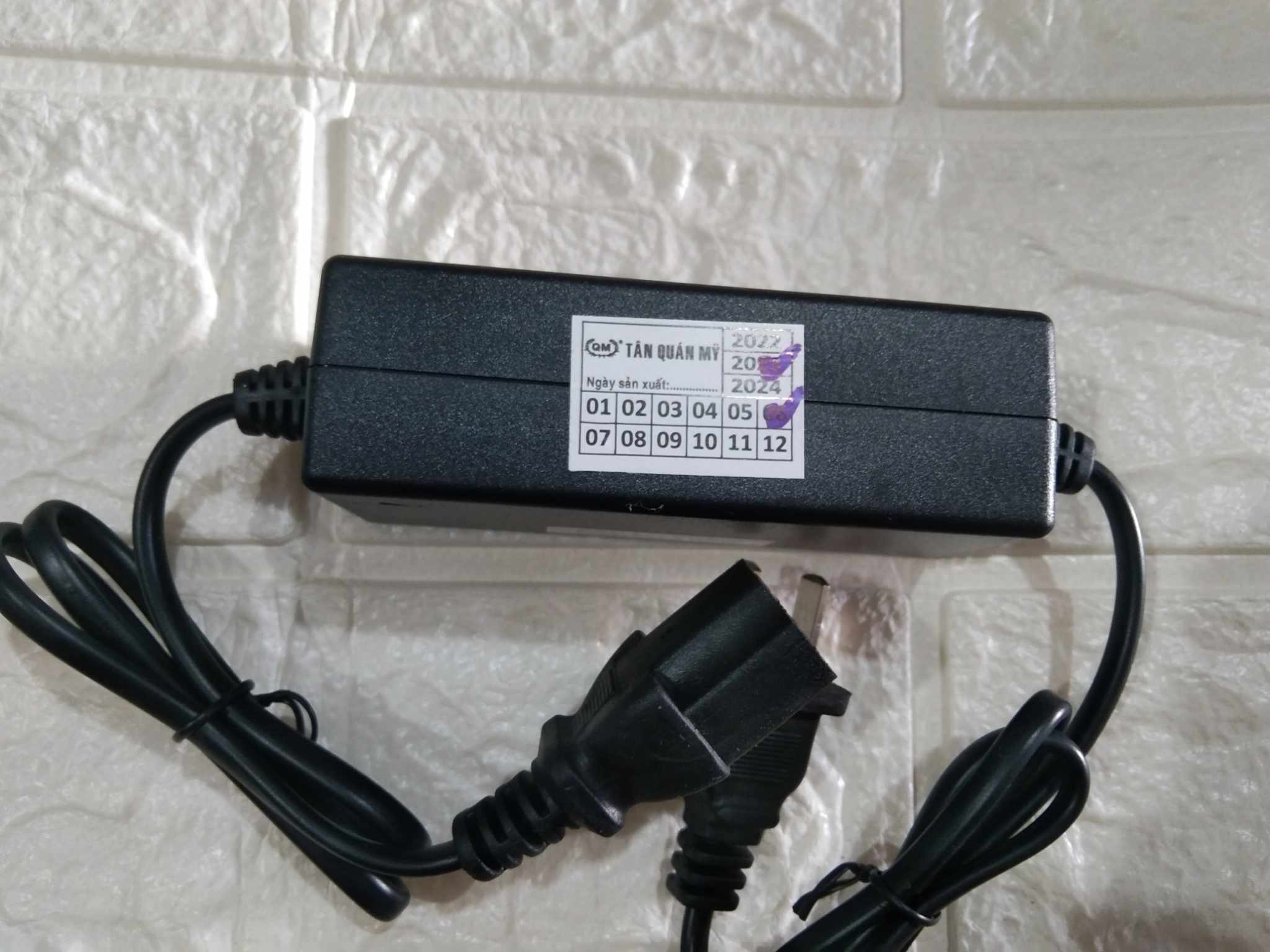 Cục sạc bình phun 12V - dùng cho bình phun dạng 3 chấu - có đèn báo đầy