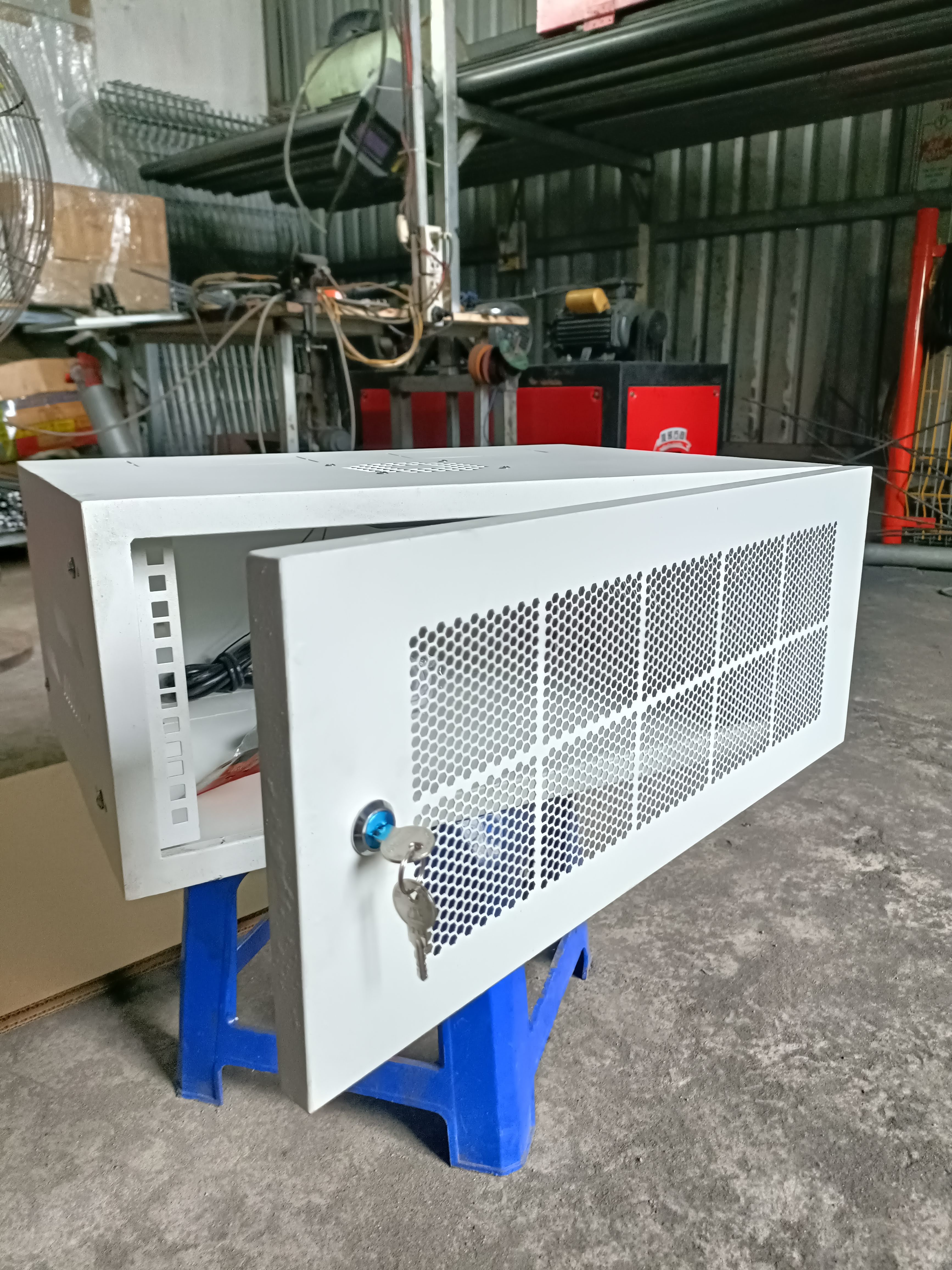 TỦ RACK (TỦ MẠNG) 4U (D400) treo tường (màu xám trắng/màu đen) - mẫu treo tường
