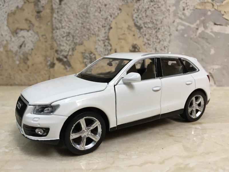 Mô hình xe Ô tô AUDI Q5 1:32