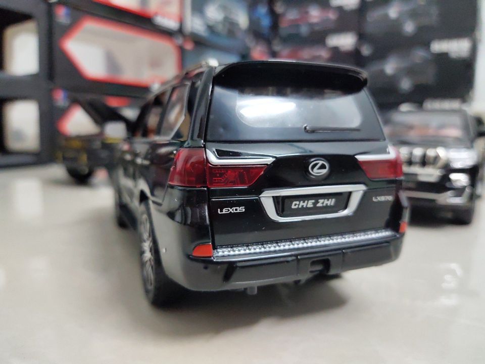Xe mô hình Lexus LX570, tỉ lệ 1:24, màu đen