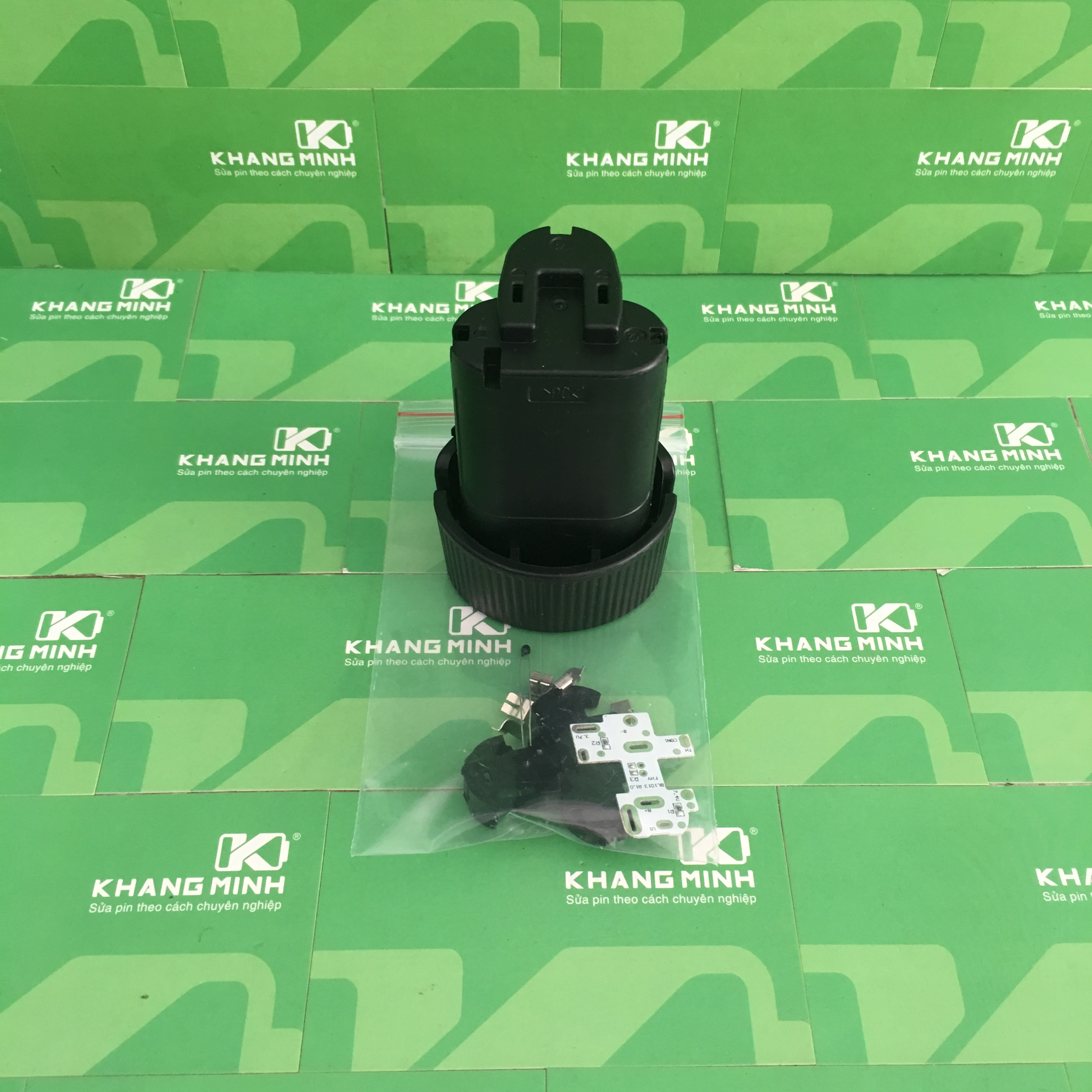 Vỏ mạch pin Makita BL1013 10.8V Li-ion nhận sạc zin loại sạc cắm.