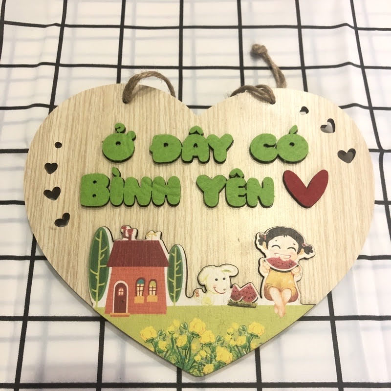 Ở đây có bình yên Bảng gỗ có dây treo cửa trang trí hình trái tim