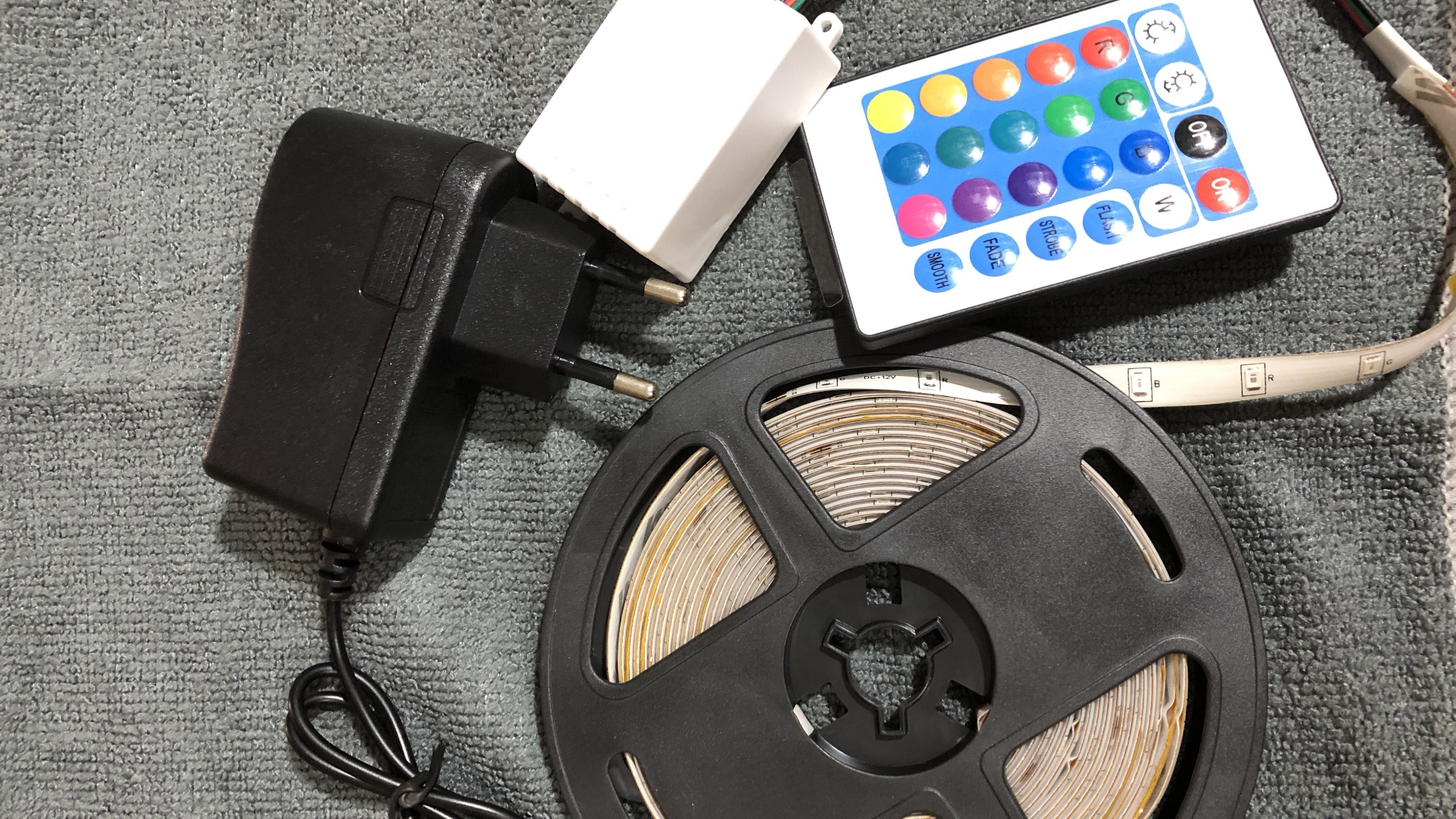 Bộ LED Dây Dán Đủ Màu 5050 - Cuộn 5M ( gồm adapter, remote chuyển màu)