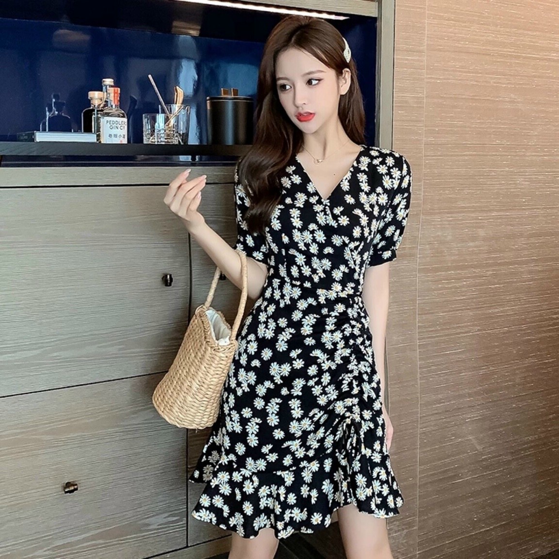 Đầm nữ hoa cúc cổ V rút dây