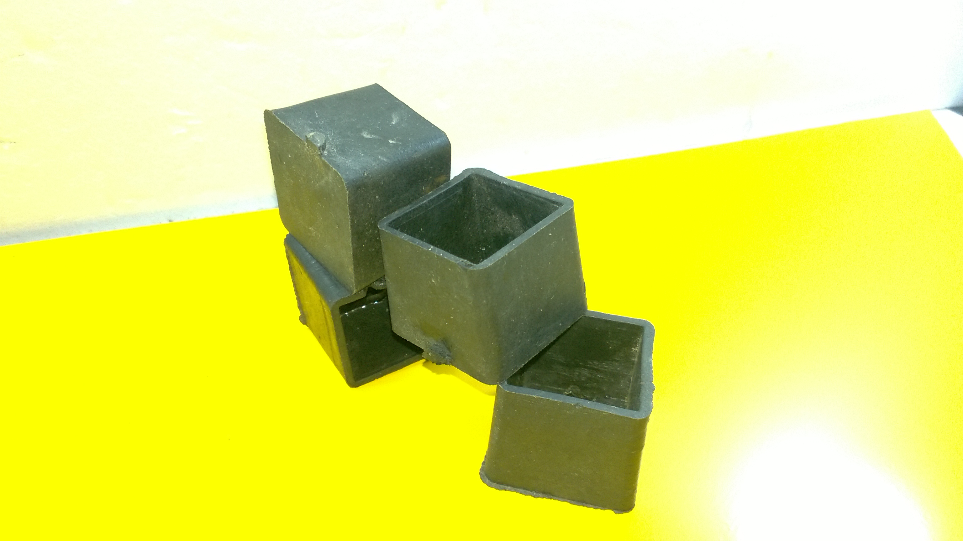32 chiếc Chụp cao su bọc chân bàn ghế 3cm x 3cm