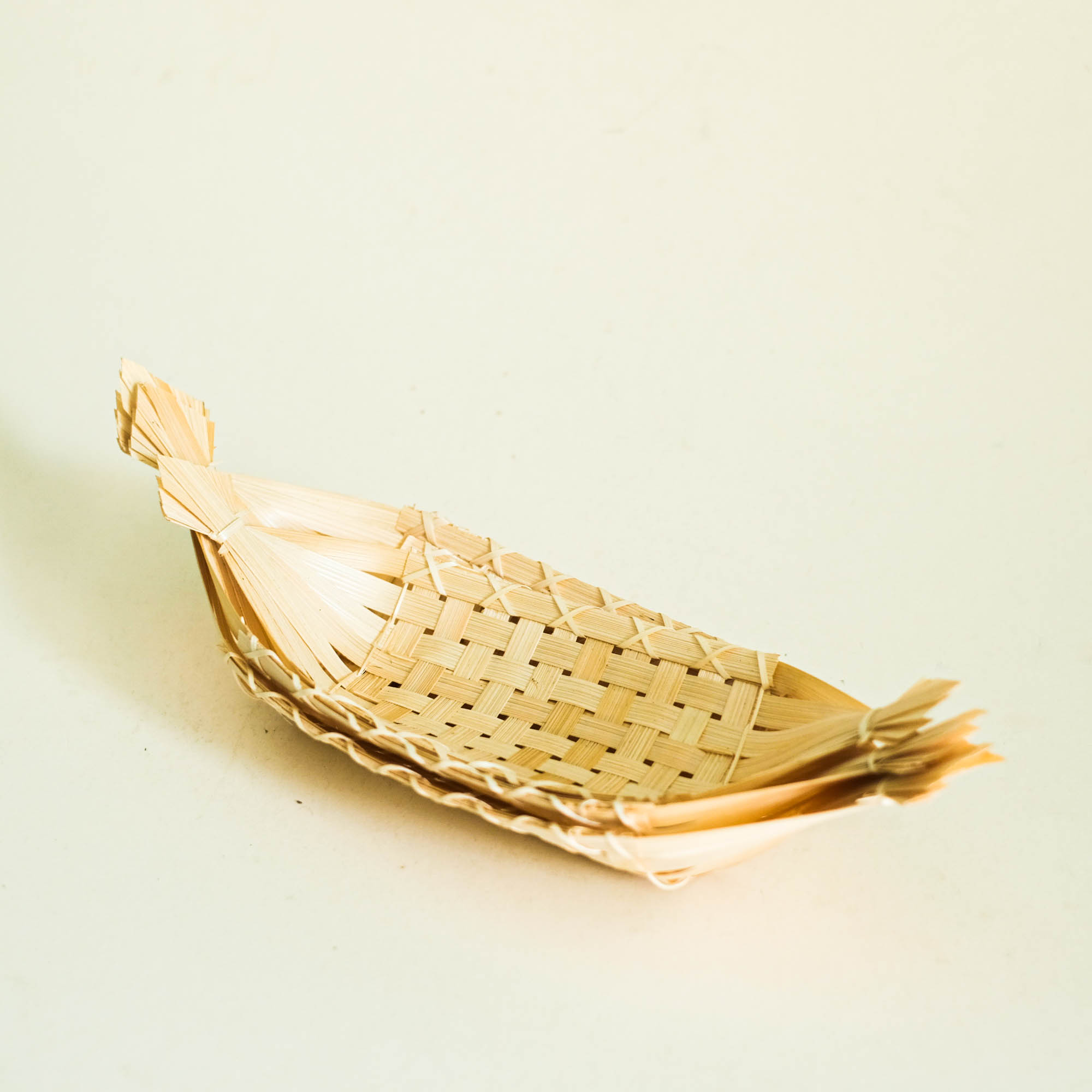 Thuyền tre đan đang tr&iacute; thực phẩm, Woven bamboo tray