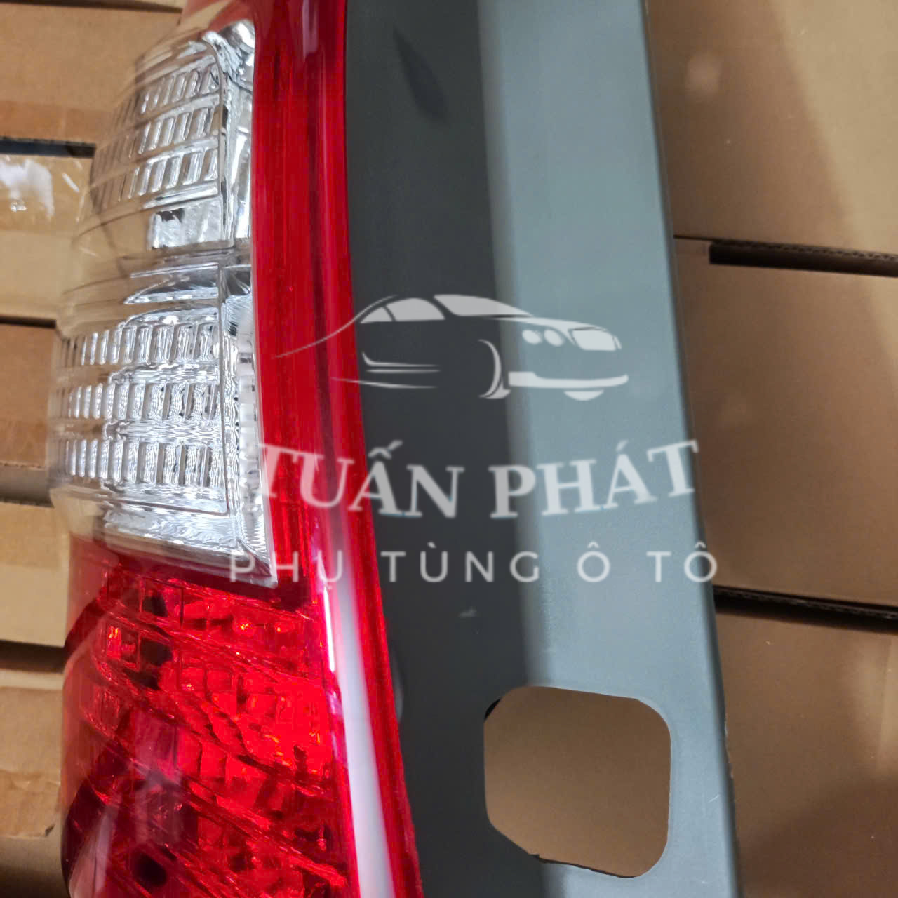 ĐÈN HẬU TOYOTA INNOVA 2012-2016 TYC