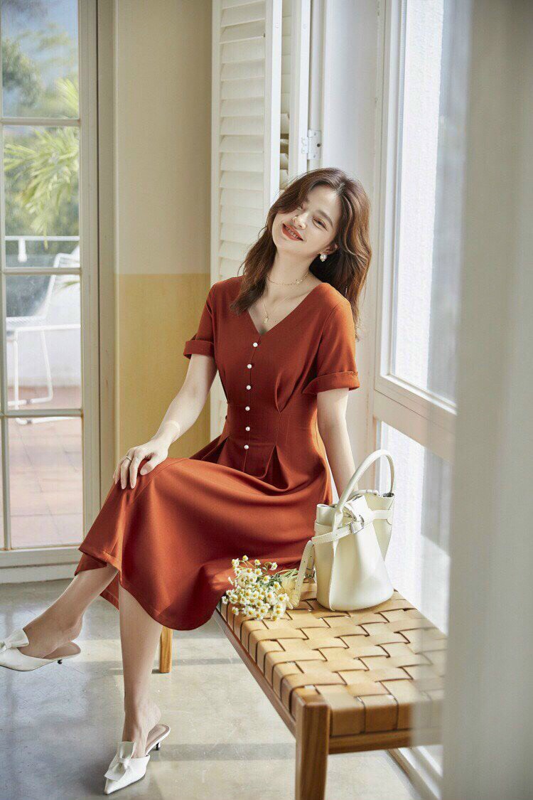 ĐẦM XOÈ CỔ V ĐÍNH NÚT