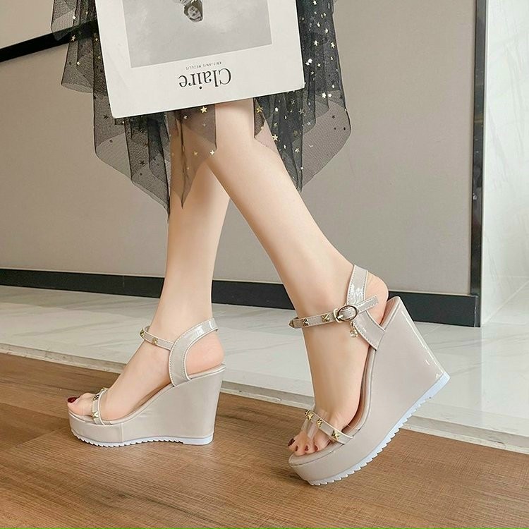 Sandal nữ đế xuồng đính đinh