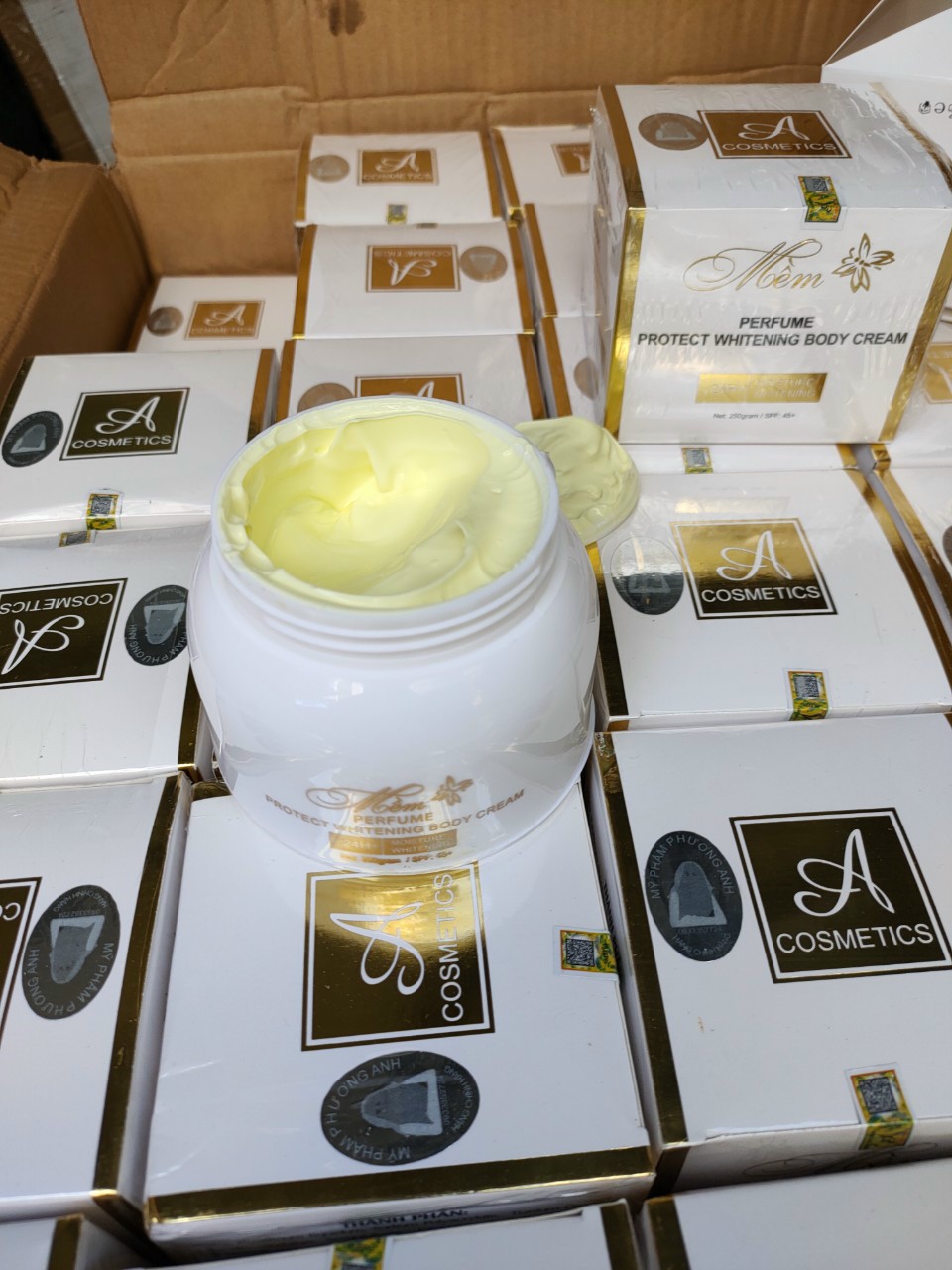 Kem dưỡng trắng da body mềm mẫu mới