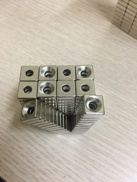 Nam châm 10x10x4 có lỗ ( set 100 viên)