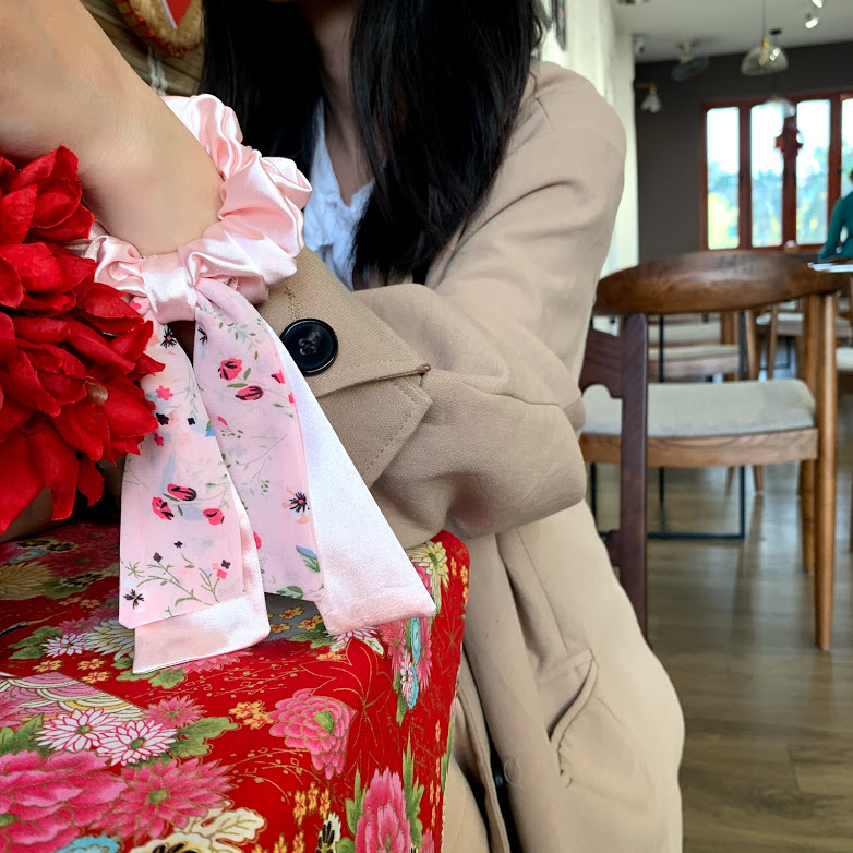 Dây cột tóc pelta scrunchies nơ dài hồng nhạt