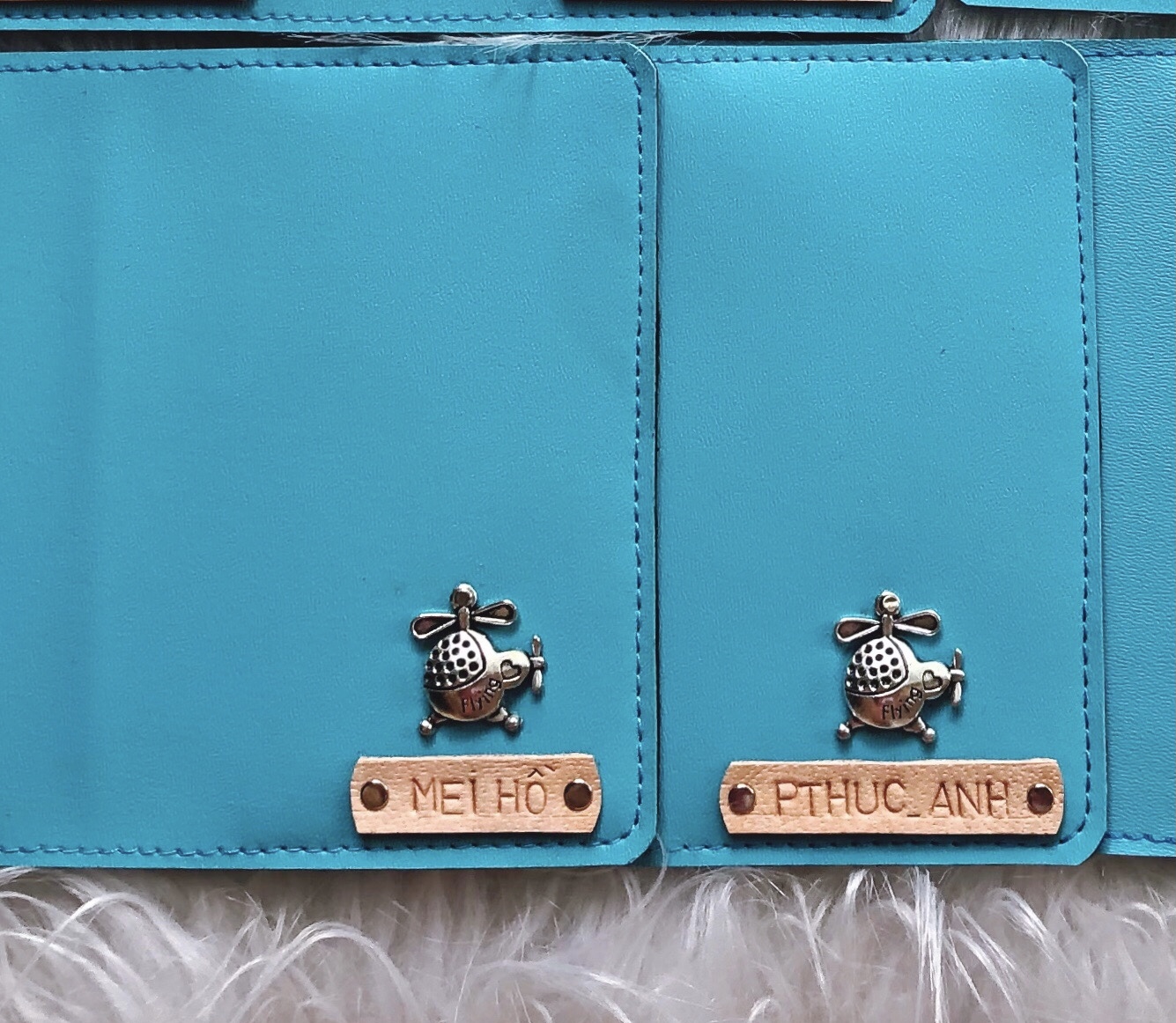 Vỏ hộ chiếu gắn charm, bao hộ chiếu đính logo, phù điêu, khắc tên chủ nhân