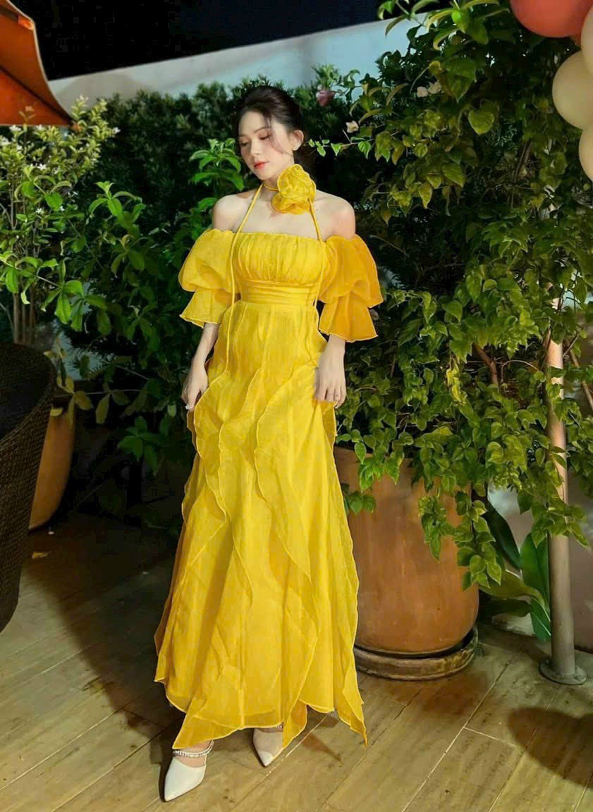 Đầm nữ thời trang mặc đi chơi chất voan tơ lụa cổ vuông kèm hoa cổ tay phồng phối tầng có mút ôm eo váy maxi xoè phối ren xinh xắn