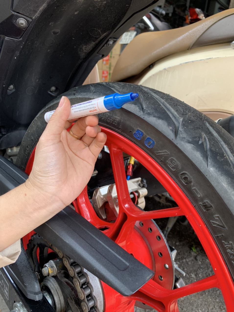 [HCM]BÚT VẼ LỐP XE