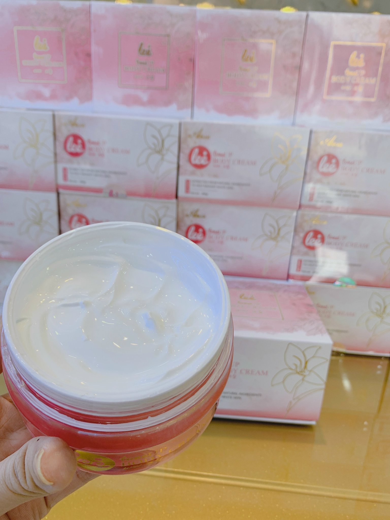 Kem kích trắng body Soo Lee - 200gr