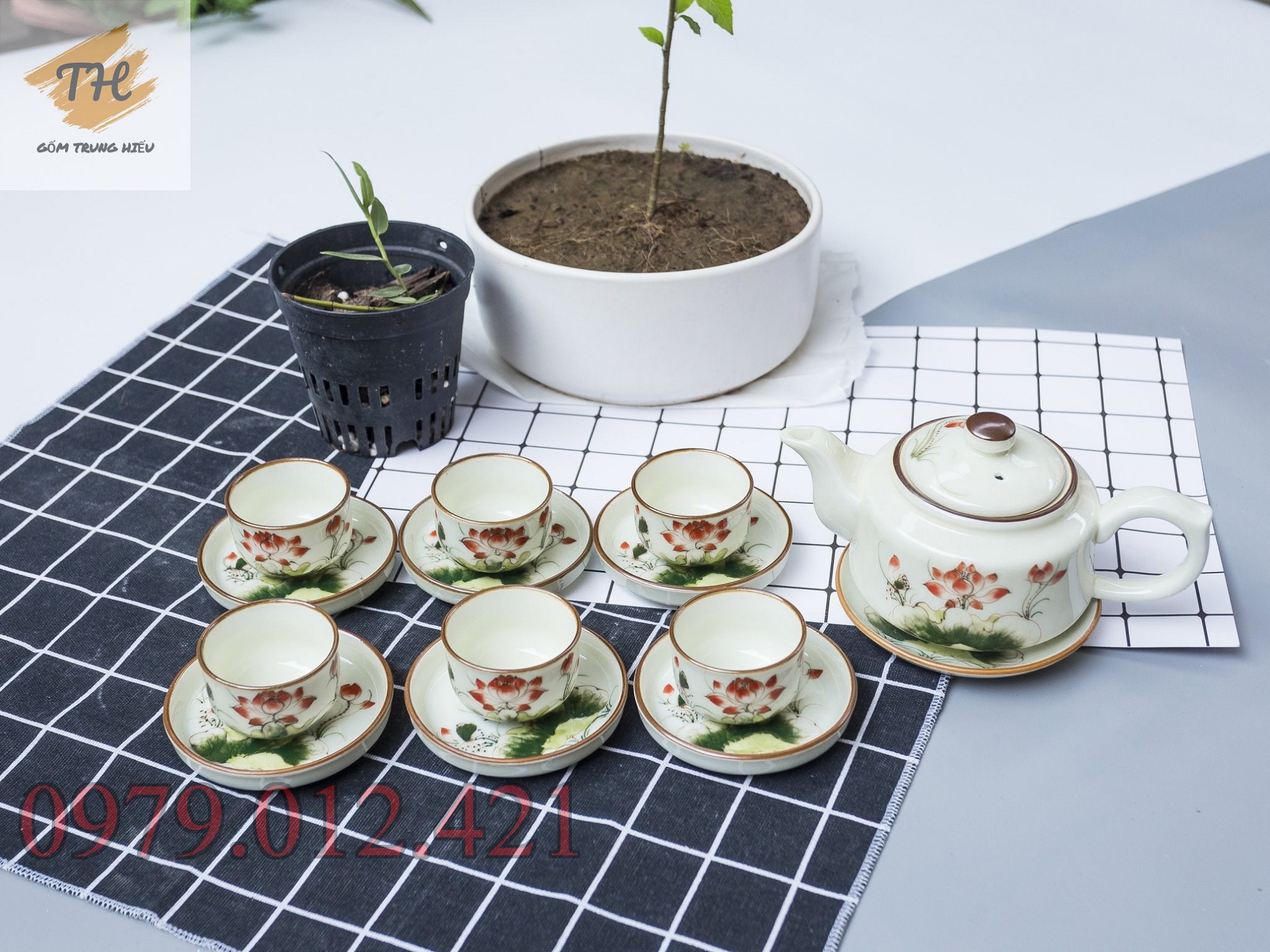 Bộ ấm chén Bát Tràng họa tiết hoa sen đỏ