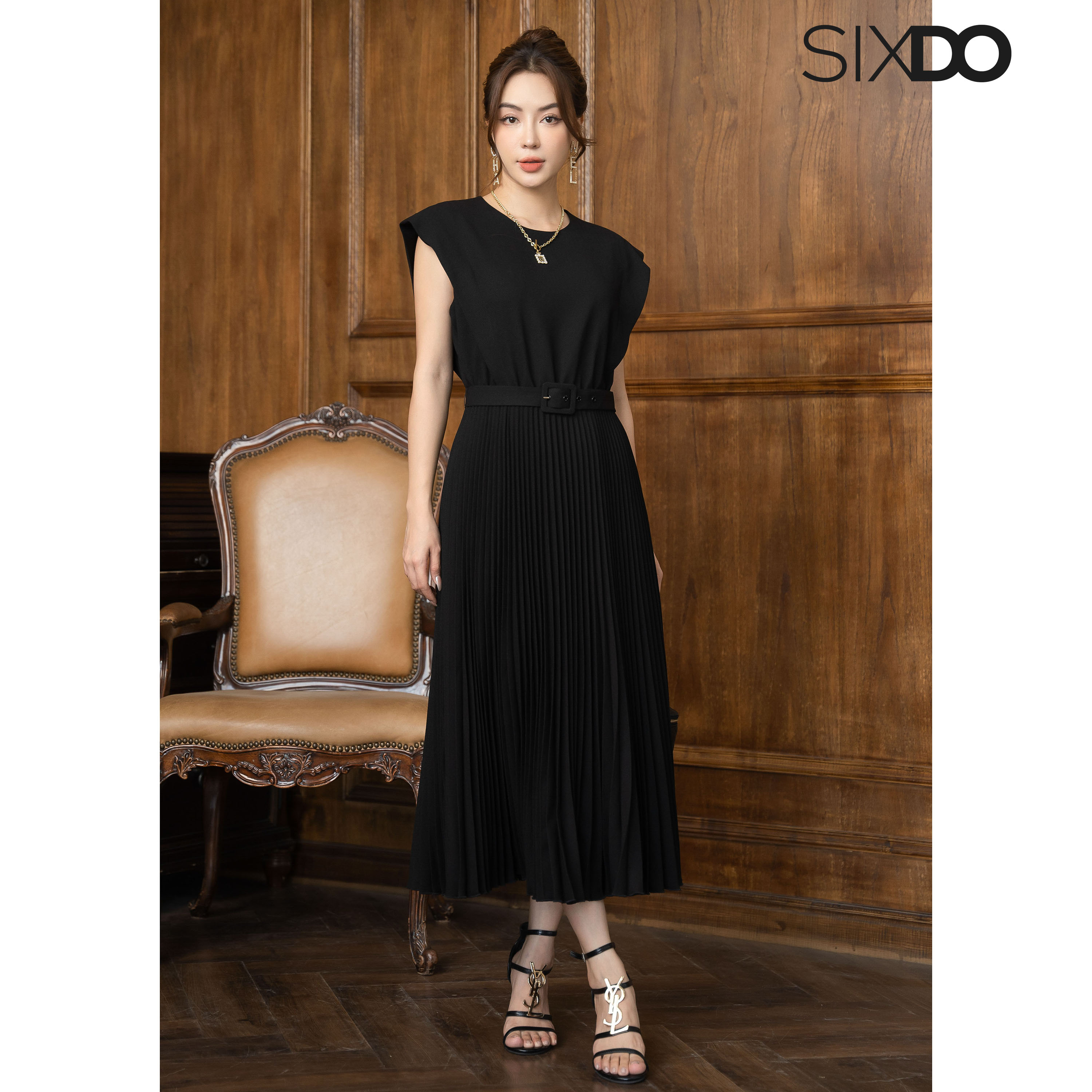 Đầm đen xếp ly cổ tròn sixdo