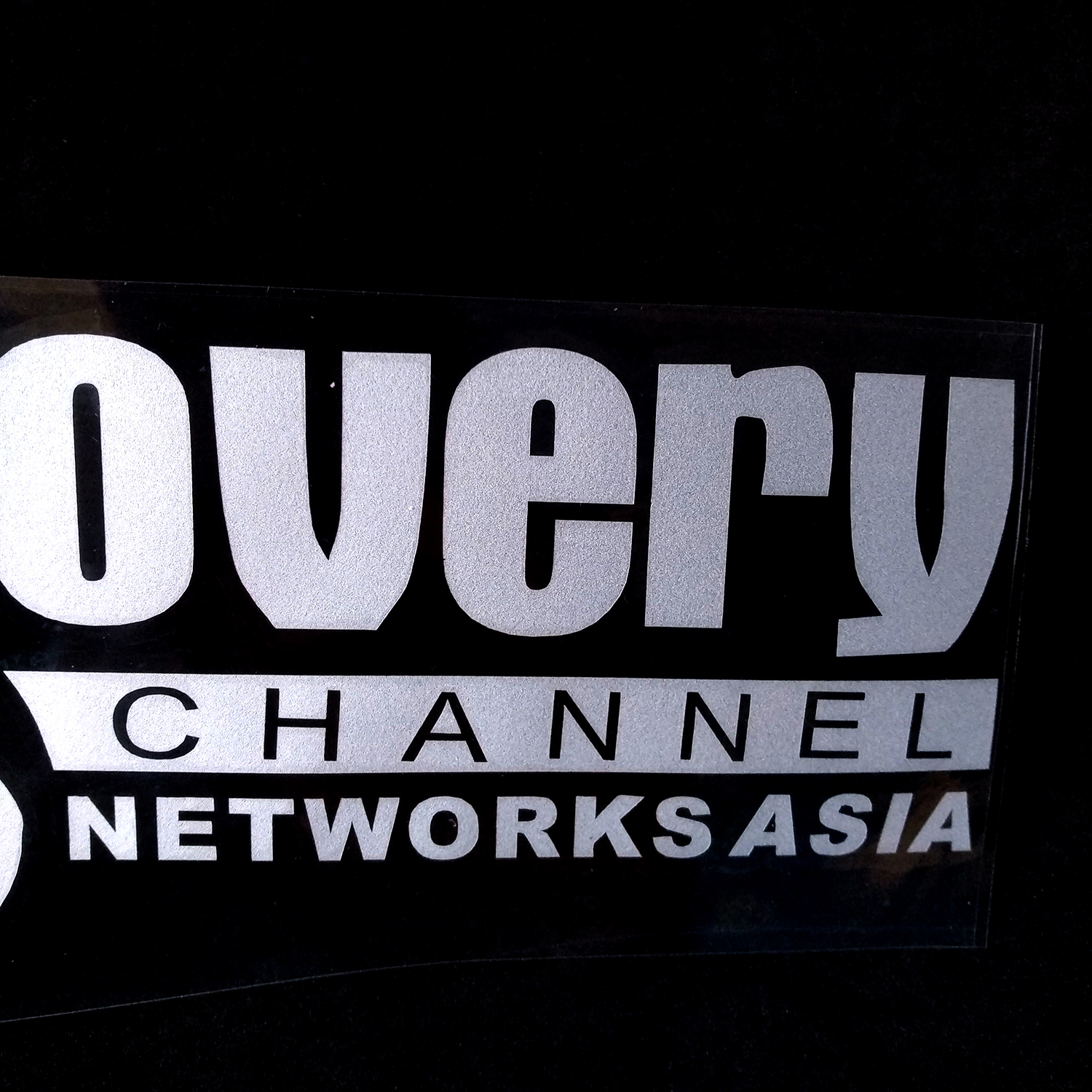 Decal dán DISCOVERY CHANNEL loại nhỏ ( Kích thước 25cm x 9.5cm )
