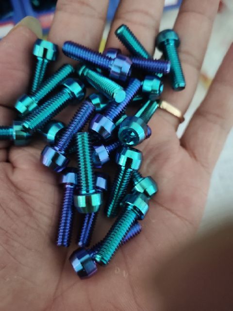 Ốc titan 6li 20 tru xanh luc bao