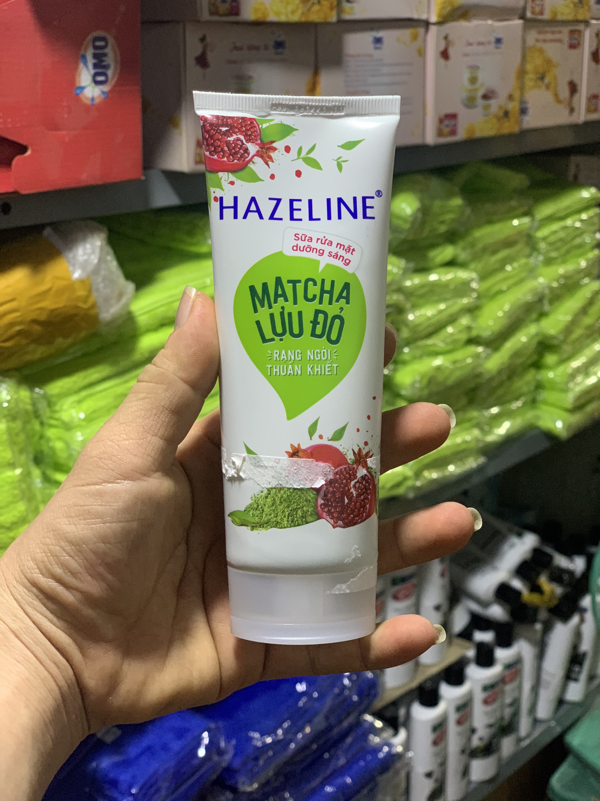 1 tuýp sữa rửa mat Hazeline Matcha Lựu Đỏ 80g
